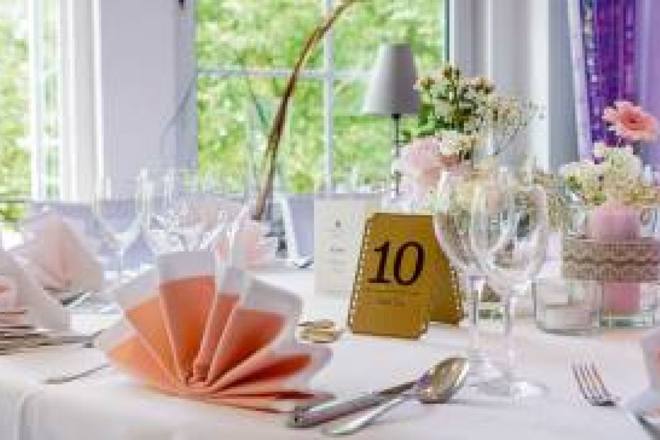 Schöne Tischdekoration für eine Hochzeitsfeier - GB08