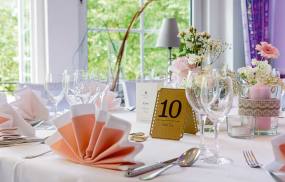 Schöne Tischdekoration für eine Hochzeitsfeier - GB08